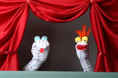 Kırmızı perdeli yaratıcı kukla gösterisi
