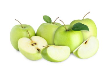 Beyaza izole edilmiş taze sulu yeşil elmalar. Tam ve dilimlenmiş.