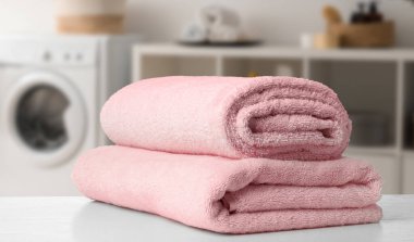 Banyodaki masada katlanmış temiz havlular, pankart tasarımı. Ev tekstili