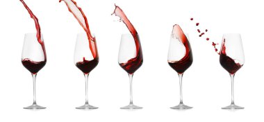 Kırmızı şarap beyaz arka planda bardaklara sıçrıyor.
