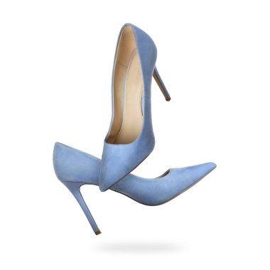 Beyaz arka planda havada mavi topuklu ayakkabılar.