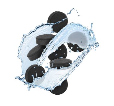 Aktif kömür hapları ve beyaz arka planda su sıçramaları. Etkin sorbent