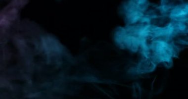 Güzel duman, arka planda neon ışıklarda akıyor.