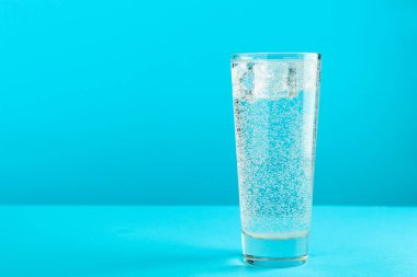 Açık mavi arkaplanda buzlu soda, metin için boşluk.