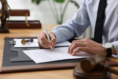 Ofisteki masada noter imzalı belge, yakın plan