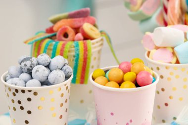 Çikolata. Farklı tatlılar, kapalı mekanda, yakın planda.