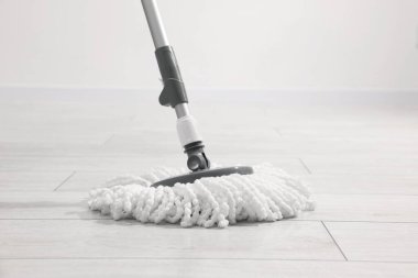 İçerideki ahşap zeminde ip, yazı için yer. Temizlik ekipmanı