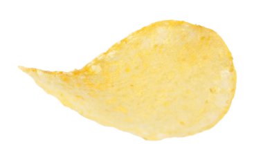 Beyaza izole edilmiş lezzetli bir patates cipsi.