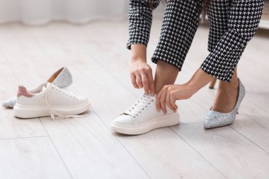 Sandalyede ayakkabılarını değiştiren kadın, yakın plan.