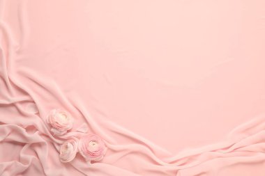 Romantik dekor. Pembe kumaş üzerinde güzel çiçekler, düz uzanmış. Metin için boşluk