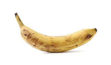 Olgun muz ve koyu lekeler beyazda izole.