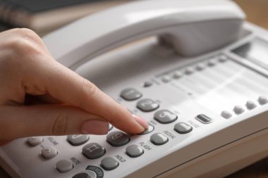 Sabit hattan aranan kadın, yakın plan.