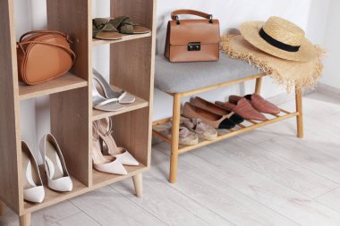 Farklı şık ayakkabıları, hasır şapkaları ve çantaları var.