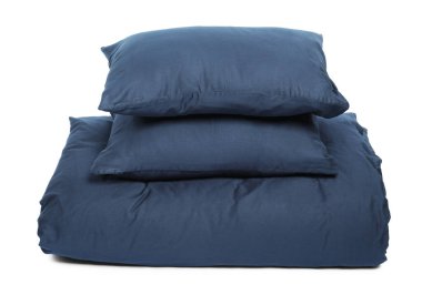 Beyaz arkaplanda ipek çarşaflar ve yastıklar