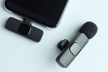 Lavalier mikrofon ve kablosuz alıcısı olan akıllı telefon, düz zemin