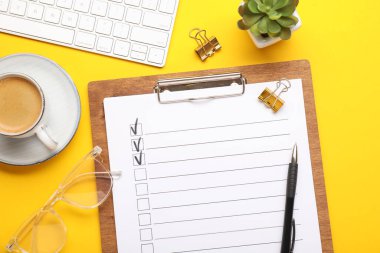 Sarı arkaplan üzerinde kontrol listesi olan düz konum