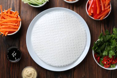 Yenebilir pirinç kağıtları ve malzemeler ahşap masada, düz yerde.