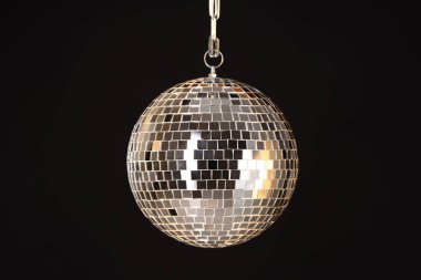 Siyah arkaplanda parlak bir disko topu