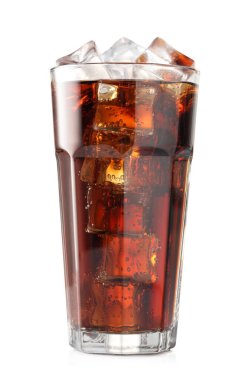 Beyaz üzerine buz küpleri izole edilmiş bir bardak kola.