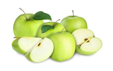 Beyaza izole edilmiş taze sulu yeşil elmalar. Tam ve dilimlenmiş.