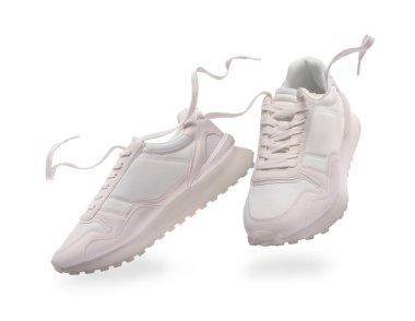 Beyaz arka planda havadaki şık spor ayakkabılar