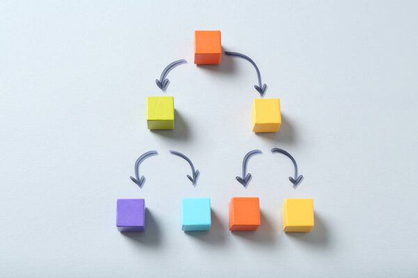 Семейное дерево с цветными кубиками на светло-сером фоне, вид сверху