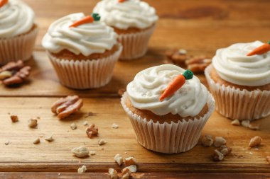 Tahta masaya havuçlu kek ve ceviz, yakın plan.