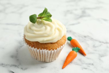 Beyaz mermer masada naneli havuçlu kek, yakın plan.