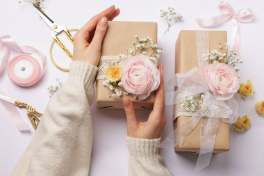 Çiçek kutuları, çiçekler, makas ve kurdeleli beyaz arka plan, üst görünüm