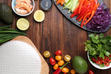 Yenilebilir pirinç kağıdı çerçevesi ve ahşap masa üzerindeki malzemeler düz. Metin için boşluk