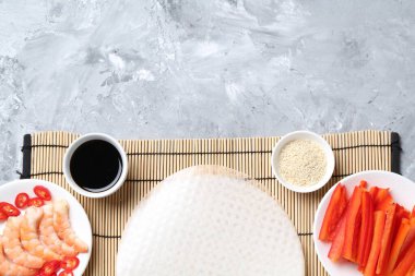 Pilav kâğıdı çarşafları ve açık gri masa üzerindeki farklı malzemeler. Metin için boşluk