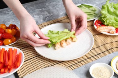 Açık gri masada nefis börek yapan bir kadın, yakın plan.