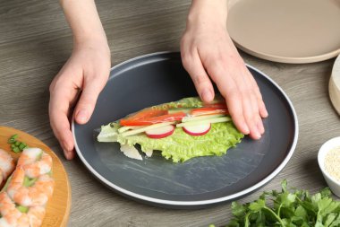 Gri ahşap masada nefis börek yapan kadın, yakın plan.