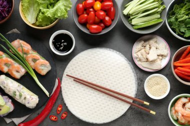 Pilav kağıtları ve farklı malzemeler koyu gri masada, düz yerde.