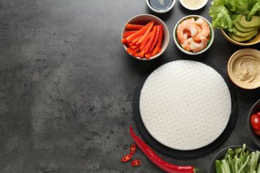 Pilav kâğıdı çarşafları ve koyu gri masa üzerindeki farklı malzemeler. Metin için boşluk