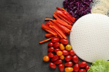 Pilav kâğıdı çarşafları ve koyu gri masa üzerindeki farklı malzemeler. Metin için boşluk