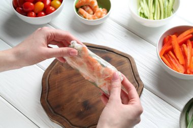 Beyaz ahşap masada nefis börek yapan kadın, yakın plan.