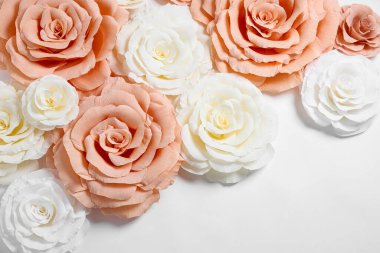 Beyaz arka planda güzel kağıt çiçekler, düz uzanmış