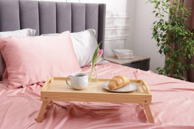 Aromatik kahve, kruvasan ve lale. Kapalı alanda ipek çarşaflar.