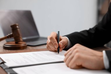 Ofisteki masada noter imzalı belge, yakın plan