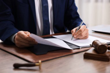 Ofisteki masada noter imzalı belge, yakın plan