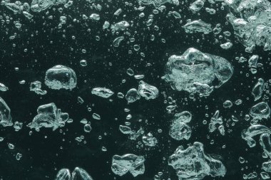 Siyah arkaplanda birçok su kabarcığı, yakın plan