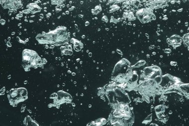 Koyu arkaplanda birçok su kabarcığı, yakın plan