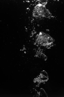 Koyu arkaplanda birçok su kabarcığı, yakın plan