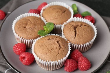 Ahududu ve nane aromalı lezzetli çörekler, yakın plan.