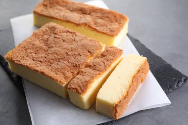 Lezzetli Japon Castella pandispanya Gri masada, yakın plan