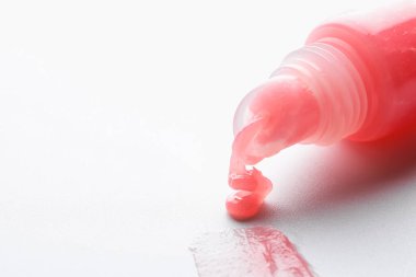 Dudak kremi tüpü ve beyaz arka planda numune, yakın plan. Metin için boşluk