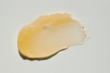 Beyaz arkaplanda dudak kremi örneği, üst görünüm