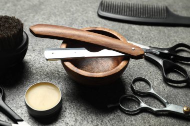 Gri desenli masada birçok farklı berber aleti var. Yakın plan.