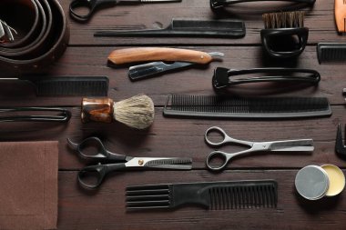 Birçok farklı berber aletleri ahşap masada, düz yatıyordu.